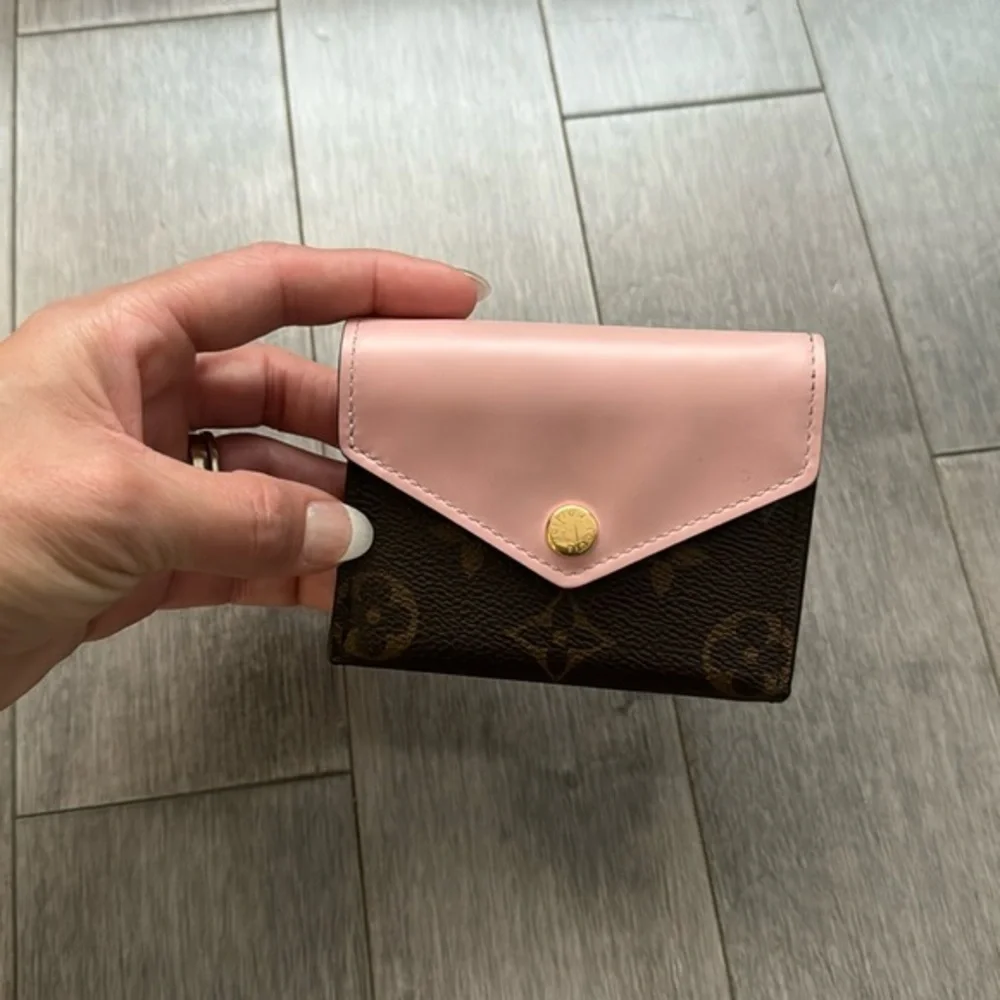 Louis Vuitton Zoé Wallet - Picture 1 of 5
